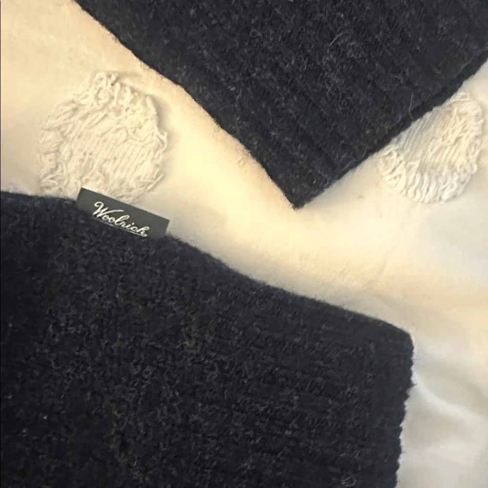 Wool rich men’s v neck 100% wool sweater size large elbow pads
